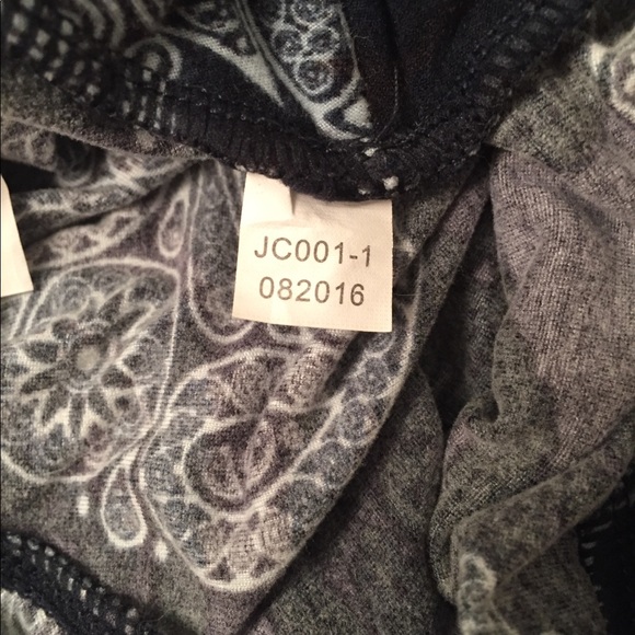 Lularoe NEW RARE HTF Black Paisley Skull Leggings - Picture 4 of 5